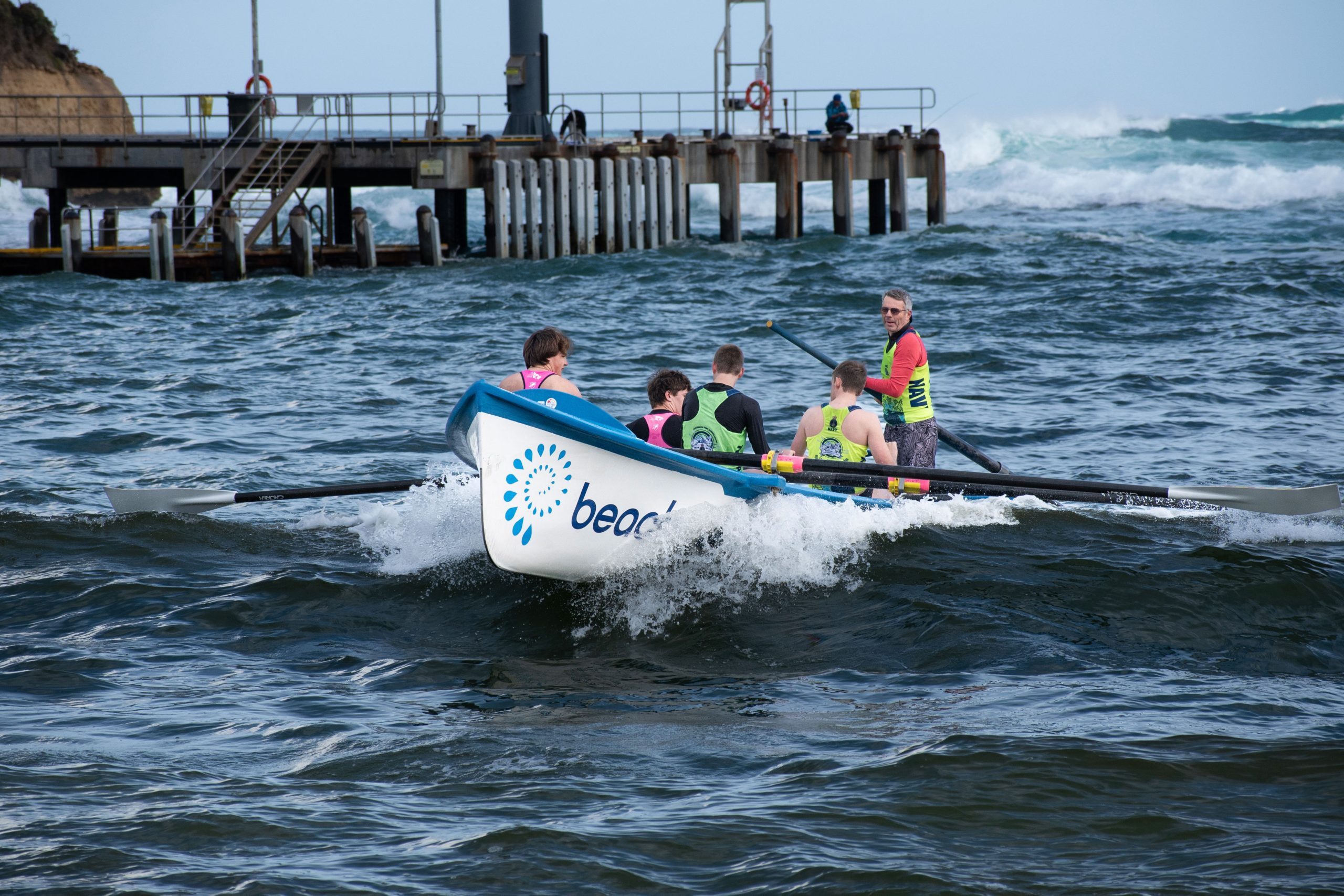 Shannon-Hemming-Teamwork-on-the-water-Facing-the-swell-together-and-pulli